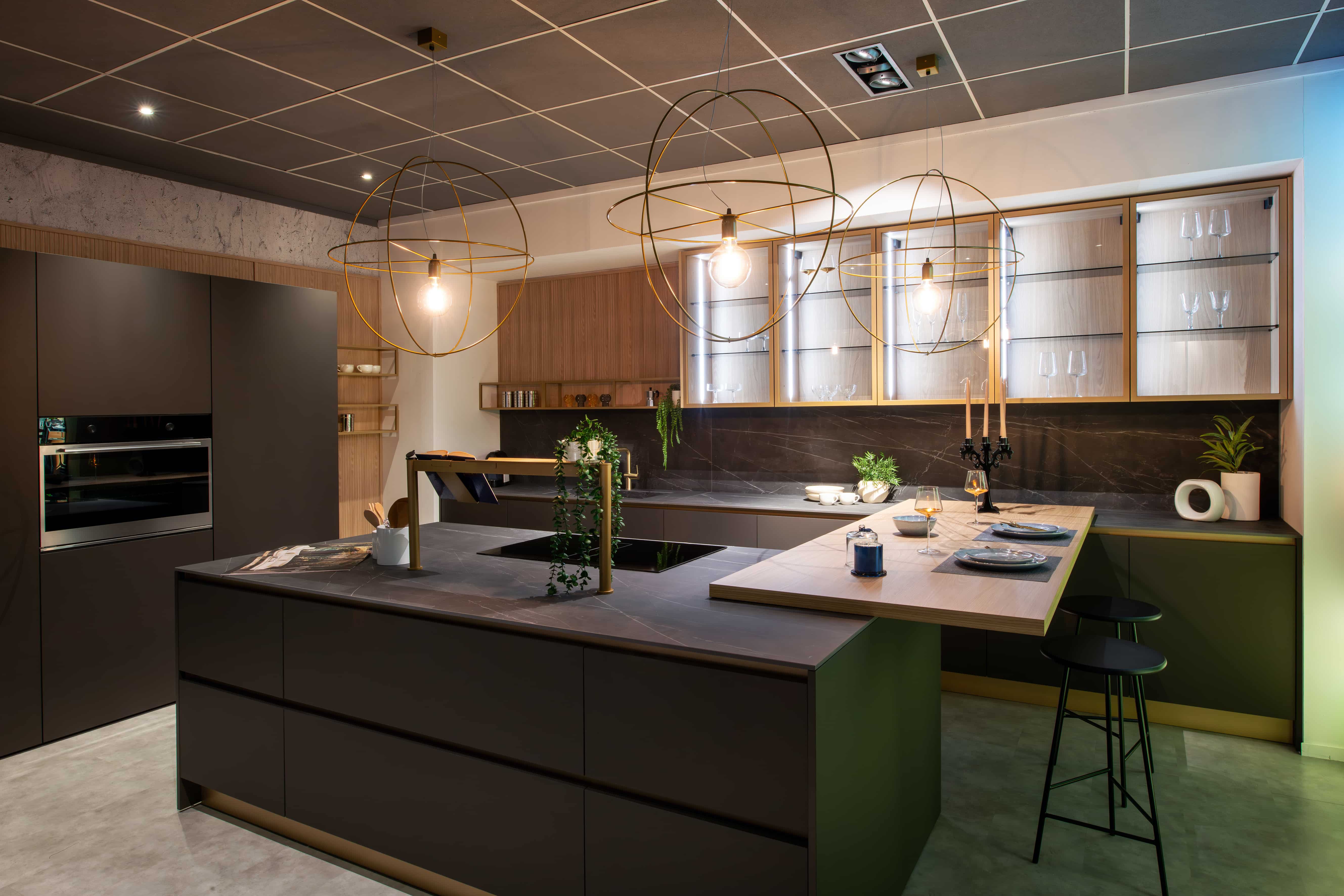 Fachada de edificio antiguo en Barcelona siendo rehabilitada, andamios y restauradores trabajando en la estructura